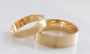 Dwie złote obrączki, symbol miłości, z widocznymi zagranicznymi próbami złota.