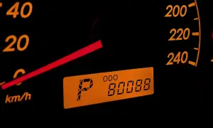 Na desce rozdzielczej widać prędkościomierz i cyfrowy **odometr co to** jest licznik kilometrów, który pokazuje 80088.