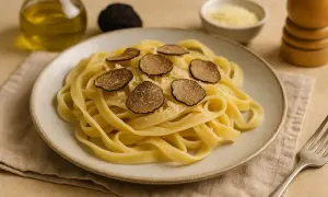 Pyszny makaron z truflami, posypany parmezanem. Idealny przepis na wykwintny obiad.