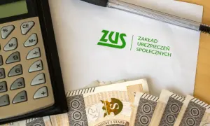 Kalkulator, długopis, dokument ZUS i polskie banknoty. Czy na okresie próbnym L4 jest płatne?
