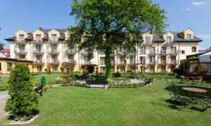 Piękny kompleks wypoczynkowo rehabilitacyjny Jantar Spa z zadbanym ogrodem i miejscami do relaksu.