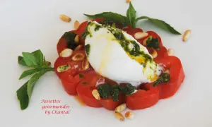 Tomate burrata gastronomique, un délice estival avec pesto, pignons et basilic frais.
