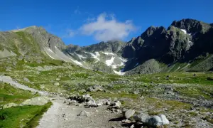 Słowackie Tatry oferują malownicze tatry słowackie szlaki dla średnio zaawansowanych, prowadzące przez kamieniste doliny i skaliste zbocza.
