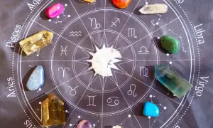Kamienie szlachetne, w tym lapis lazuli, ułożone wokół znaku zodiaku na czarnym tle.