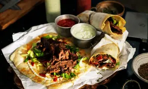 Lawasz kebab: Lżejszy, autentyczny smak Bliskiego Wschodu. Przepis!