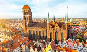 Bazylika Mariacka w Gdańsku, największa ceglana świątynia świata, zachwyca architekturą. Ciekawostki o niej odkryjesz, podziwiając panoramę miasta.