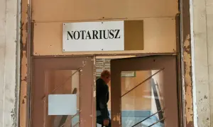 Mężczyzna wchodzi do biura notariusza, gdzie może sporządzić testament.
