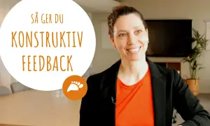 Kvinna ler och ger tips om hur man ger konstruktiv feedback.