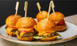 Z czym hamburgery - odkryj najlepsze dodatki i smakowe połączenia