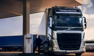 Un chauffeur s'apprête à faire le plein d'un camion Volvo, optimisant ainsi sa consommation.