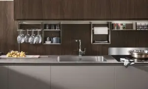 Cucina laccata opaca con pensili a giorno, porta bicchieri, lavello e piano cottura. Opinioni positive per questo design moderno.