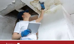 Kobieta w rękawiczkach bada zacieki na suficie, trzymając tablet. Dowiedz się, ile odszkodowania za zalanie sufitu możesz uzyskać.