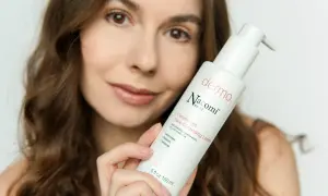 Kobieta prezentuje balsam do twarzy Nacomi. Jej pozytywne nacomi opinie podkreślają skuteczność produktu.