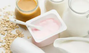 Różowe jogurty, mleko i płatki owsiane. Czy jogurty są zdrowe? To pytanie zadaje sobie wiele osób, sięgając po te produkty.