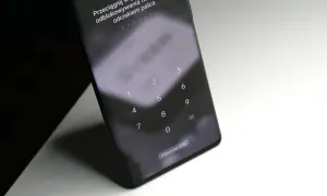 Ekran blokady telefonu z klawiaturą numeryczną i instrukcją "Przeciągnij w górę, aby użyć odblokowywania twarzą lub odciskiem palca". Jak odblokować telefon bez utraty danych?