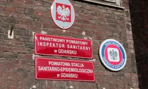 Tablice Państwowej Inspekcji Sanitarnej w Gdańsku. Pracownik może otrzymać mandat z sanepidu za nieprzestrzeganie przepisów.