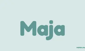 Stora, turkosa bokstäver bildar ordet "Maja". Namnet Maja har en rik betydelse och är populärt i Sverige.