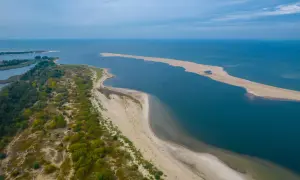 Piękne, piaszczyste plaże i spokojne wody - idealne **tanie miejscowości nad morzem** na relaks.