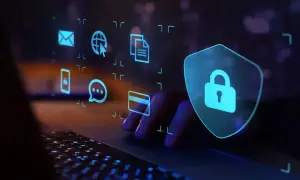Ręce na klawiaturze, ikony symbolizujące dane i bezpieczeństwo. Jak chronić się przed malware?