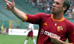 Cassano w koszulce Romy, z palcem wskazującym w górę, świętuje bramkę.