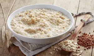 Miseczka owsianki na śniadanie. Płatki owsiane kcal to świetny wybór dla aktywnych.