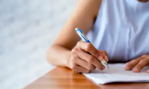 Main tenant signe un document pour ajouter une personne sur un bail social.
