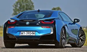 Niebieskie BMW i8 z czarnymi akcentami i charakterystycznymi światłami. Sprawdź aktualną bmw i8 cena.
