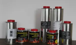 Puszki z czarną, grafitową farbą żaroodporną – idealne rozwiązanie, czym pomalować kominek.