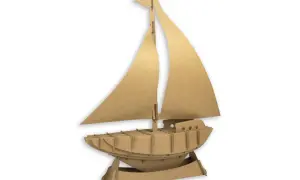 Maquette de bateau en carton, prêt à naviguer sur les mers de l'imagination. Ce patron bateau en carton est une invitation à la création.