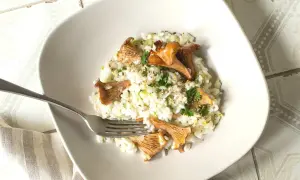 Un crémeux risotto aux girolles, parsemé de persil frais et d'un peu de poivre. Un délice simple et savoureux.