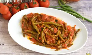 Fagiolini in umido, un piatto saporito con pomodoro e verdure fresche, pronto per essere gustato.