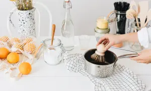 Maintenant, découvrez comment nettoyer un fond de casserole brûlée avec des ingrédients naturels comme le vinaigre blanc et le bicarbonate de soude.