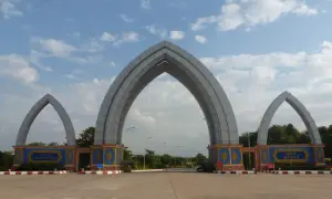 Monumentalne łuki w kształcie serca witają w Naypyidaw, stolicy Birmy.
