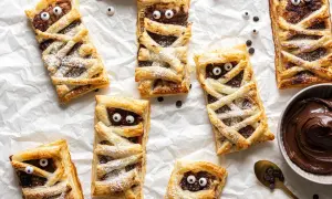 Leckere Mumien-Törtchen mit Schokocreme, ein tolles Rezept für Halloween! Mit Zucker bestäubt und lustigen Augen.