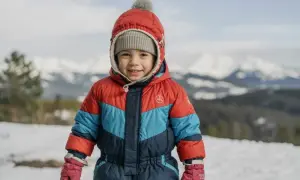 Jak ubrać dziecko pod kombinezon? Uniknij przegrzania i mrozu!