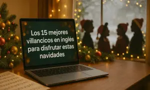 Laptop muestra "Los 15 mejores villancicos en inglés para disfrutar estas navidades". Árbol de Navidad y luces decoran la escena.