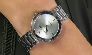 Damski zegarek Anne Klein z tarczą i bransoletą w kolorze srebrnym, z diamentem.