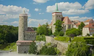 Burg und Kirche auf einem Felsen thronend, ein malerisches Bild der Ausflugsziele Oberlausitz.