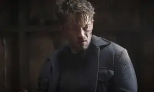 En man med smutsiga kindben och rufsigt hår tittar ner. Kanske en scen från en ny film på SVT Play.