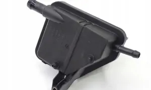 Zbiornik płynu do wspomagania kierownicy do Seat Leon 2. Czarny plastikowy element z dwoma króćcami i oznaczeniami producenta.