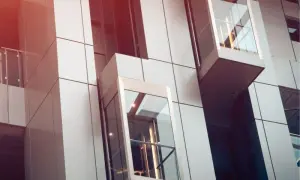 Ile kosztuje winda w bloku? Sprawdź, co wpływa na cenę i oszczędności