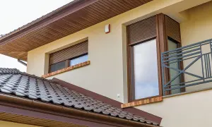 Jakie kolory elewacji do brązowych okien zapewnią harmonię i styl?