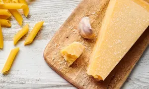 Co to jest parmezan? Poznaj sekrety tego wyjątkowego sera