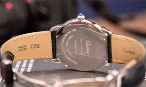 Reloj Cartier con grabado "Happy Anniversary", automático, acero inoxidable, hecho en Suiza. La correa de cuero indica "Made in Austria".