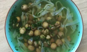 Ile kcal ma zupa pieczarkowa? Sprawdź kalorie i odchudź przepis!