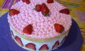 Gâteau fraisier mascarpone, une délicieuse recette avec une génoise moelleuse, crème onctueuse et fraises fraîches.