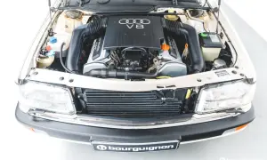 Silnik V8 Audi, potężna jednostka napędowa z lat 90. z widocznymi przewodami i elementami chłodzenia.