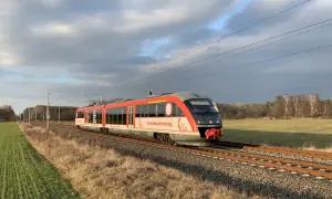 Der Kulturzug Berlin-Breslau fährt durch eine herbstliche Landschaft.