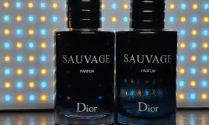 Dwa flakony perfum Sauvage Dior Parfum na tle kolorowych świateł.