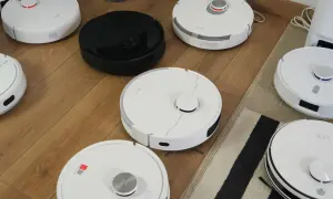 Różne roboty sprzątające na drewnianej podłodze, przygotowane do rankingu.
